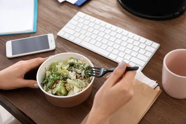 Funcionário Escritório Tendo Salada Para Almoço Local Trabalho Close Entrega — Fotografia de Stock
