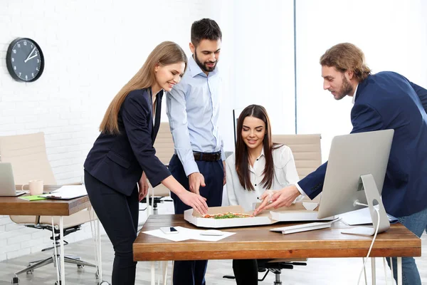 Anställda Att Pizza Till Lunch Arbetsplatsen Matleveranser — Stockfoto