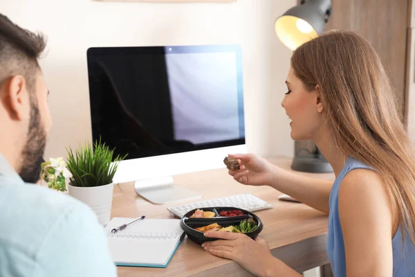 Empleados Almorzando Lugar Trabajo Entrega Alimentos —  Fotos de Stock