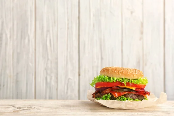 Hambúrguer Saboroso Com Bacon Mesa Contra Fundo Madeira Espaço Para — Fotografia de Stock