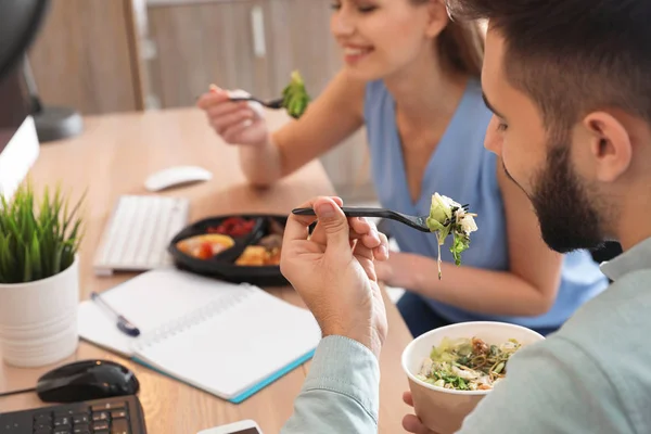 Büroangestellte Beim Mittagessen Arbeitsplatz Essensausgabe — Stockfoto