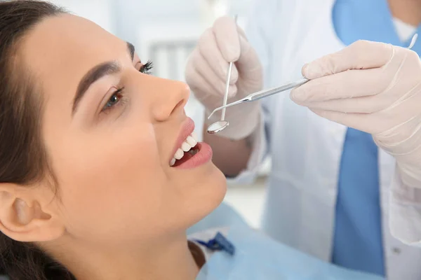 Zubař Zkoumání Zuby Pacienta Moderní Klinika — Stock fotografie