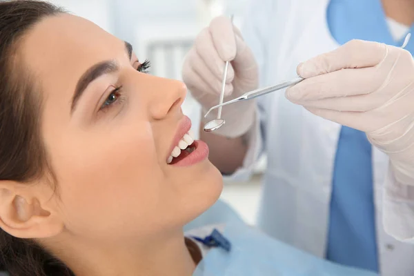 Zahnarzt Untersucht Zähne Des Patienten Moderner Klinik — Stockfoto