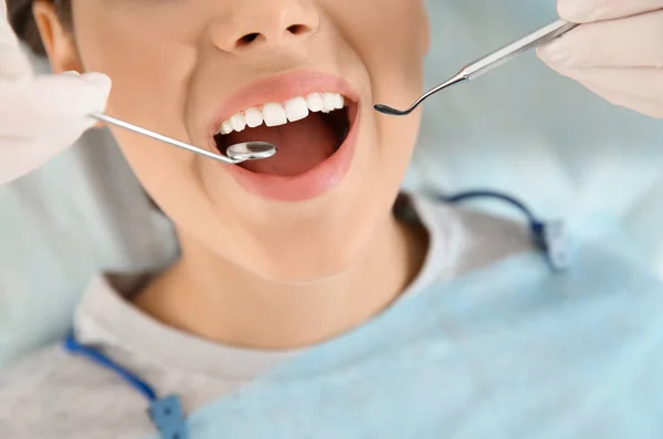 Dentista Examinando Los Dientes Del Paciente Clínica Moderna Primer Plano — Foto de Stock