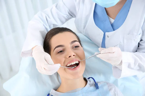Dentista Examinando Los Dientes Del Paciente Clínica Moderna — Foto de Stock