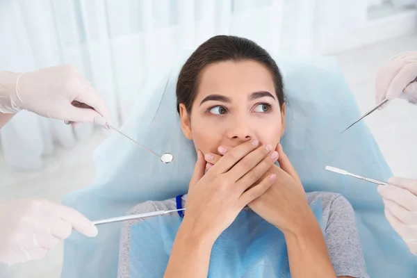Mladá Žena Strach Zubní Vyšetření Klinice — Stock fotografie