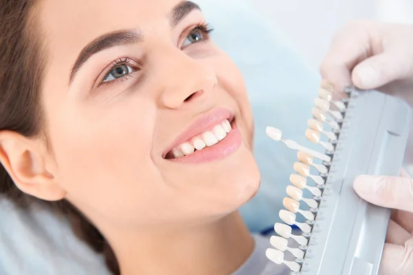 Dentista Selecionando Cor Dos Dentes Paciente Com Paleta Clínica — Fotografia de Stock