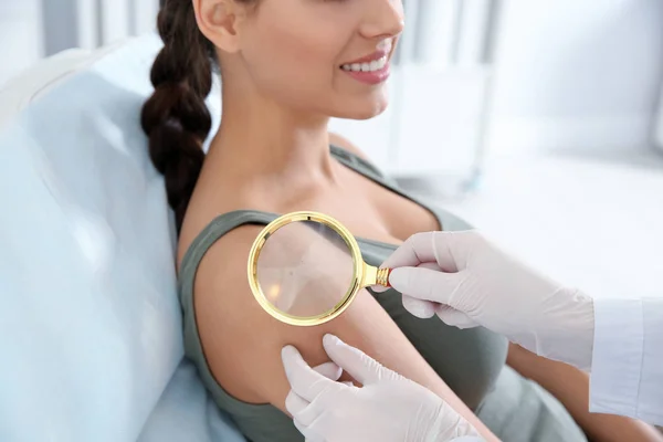 Dermatolog Undersöker Patientens Födelsemärke Med Förstoringsglas Kliniken Närbild — Stockfoto