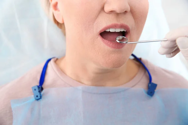 Dentysta Badanie Zębów Pacjenta Nowoczesnej Kliniki Zbliżenie — Zdjęcie stockowe