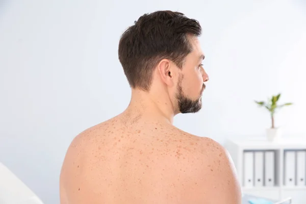 Homem Com Marcas Nascença Clínica Visita Dermatologista — Fotografia de Stock