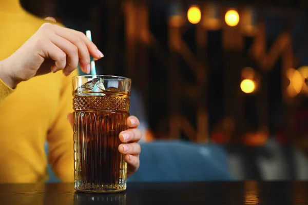 Mujer Con Vaso Refresco Cola Mesa Interior Primer Plano Espacio — Foto de Stock