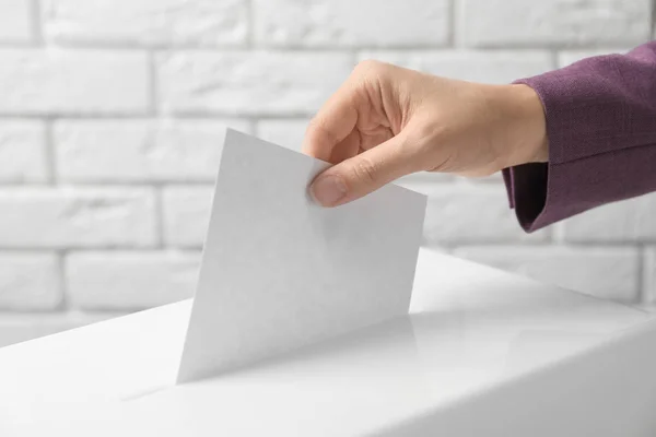 Frau Wirft Ihre Stimme Wahlurne Gegen Ziegelmauer Nahaufnahme — Stockfoto