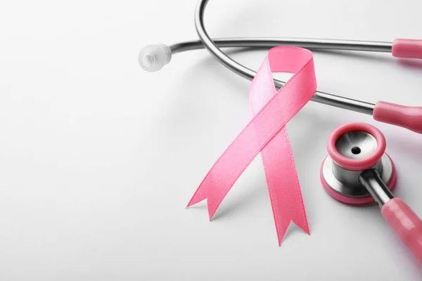 Roze Lint Stethoscoop Witte Achtergrond Ruimte Voor Tekst Borst Kanker — Stockfoto