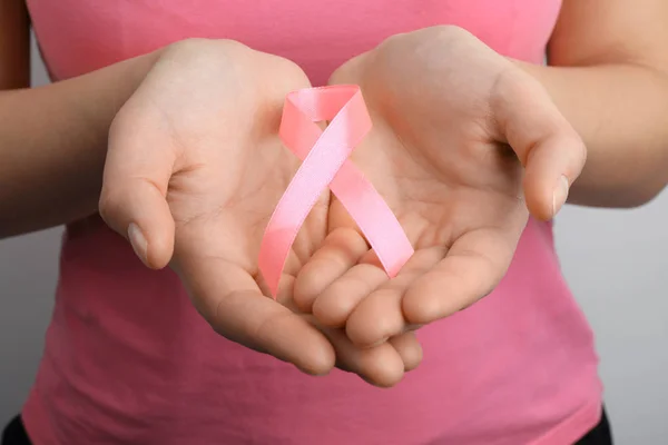 Kobieta Trzyma Różową Wstążką Zbliżenie Świadomości Raka Piersi — Zdjęcie stockowe