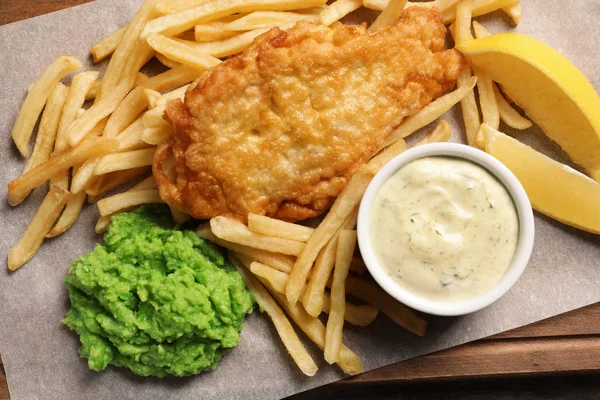 Britische Traditionelle Fisch Und Kartoffelchips Auf Dem Tisch Draufsicht — Stockfoto