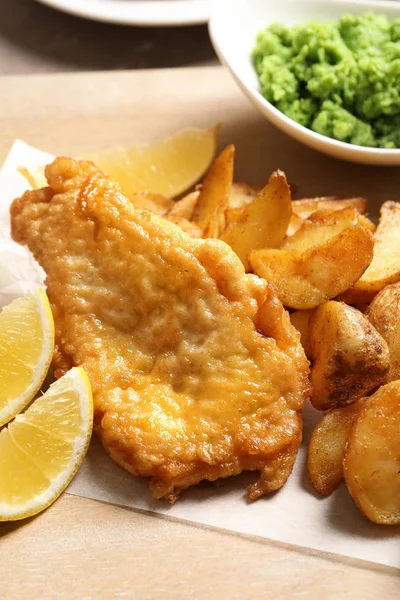 Britisch Traditionelle Fisch Und Kartoffelchips Auf Holzbrett Nahaufnahme — Stockfoto