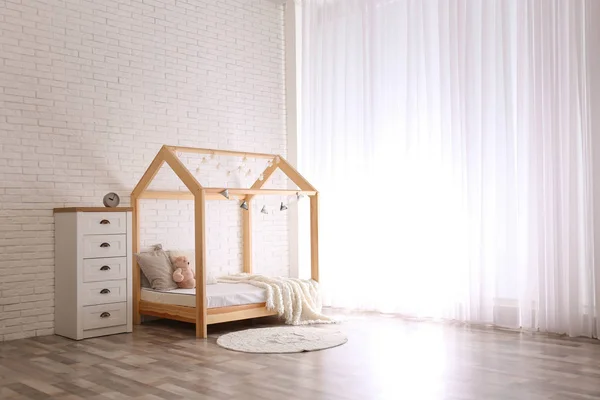 Elegante Habitación Niño Interior Con Cama Madera Lindo —  Fotos de Stock