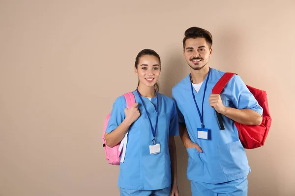 Jeunes Étudiants Médecine Sur Fond Couleur Espace Pour Texte — Photo