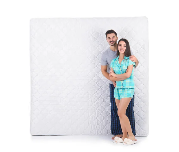 Junges Paar Mit Bequemer Matratze Isoliert Auf Weiß — Stockfoto