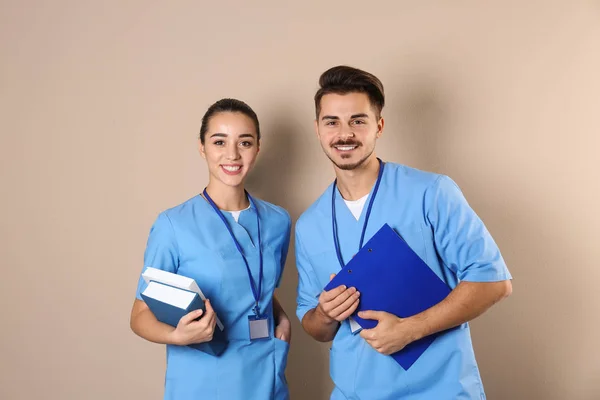 Heureux Jeunes Étudiants Médecine Sur Fond Couleur — Photo