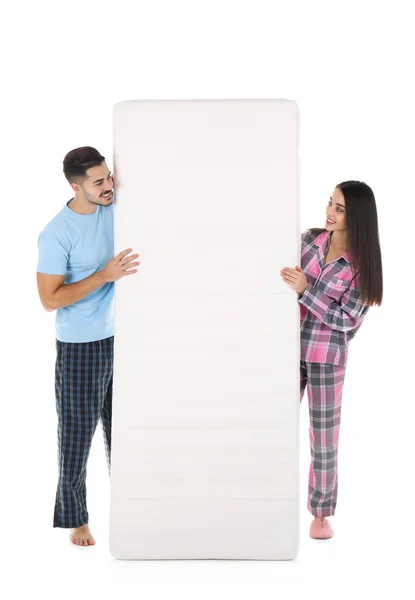 Jeune Couple Avec Matelas Confortable Isolé Sur Blanc — Photo