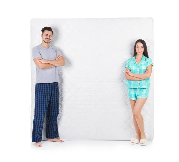 Jeune Couple Avec Matelas Confortable Isolé Sur Blanc — Photo