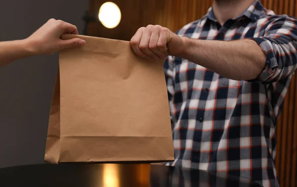 Чоловік Дає Паперовий Пакет Замовленням Клієнту Кафе Крупним Планом Макет — стокове фото