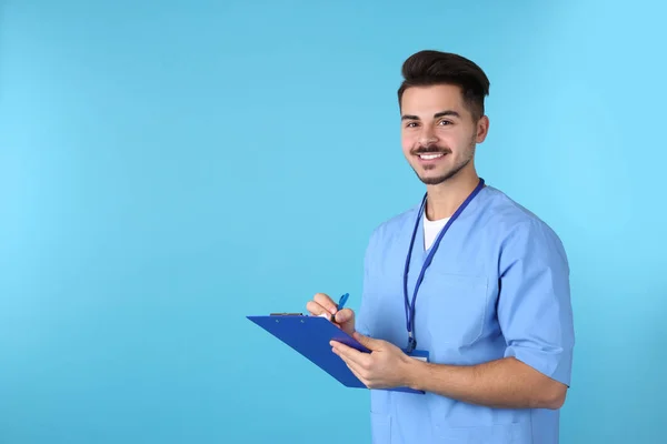 Junge Medizinstudentin Mit Klemmbrett Auf Farbigem Hintergrund Raum Für Text — Stockfoto