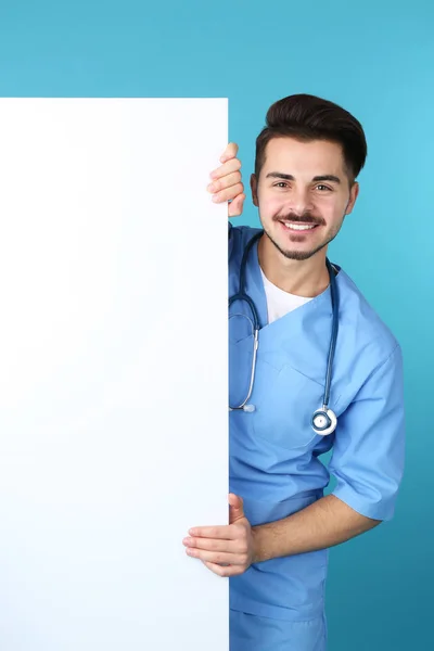 Medizinstudent Mit Leerem Plakat Auf Farbigem Hintergrund Raum Für Text — Stockfoto