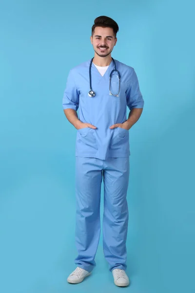 Renk Arka Plan Üzerinde Üniformalı Genç Tıp Öğrencisi — Stok fotoğraf