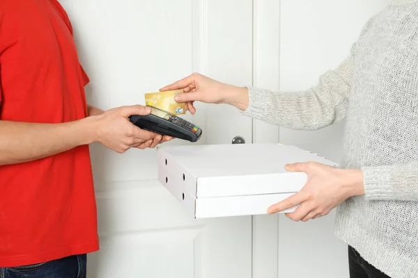 Jovem Mulher Usando Terminal Bancário Para Pagar Entrega Alimentos Porta — Fotografia de Stock