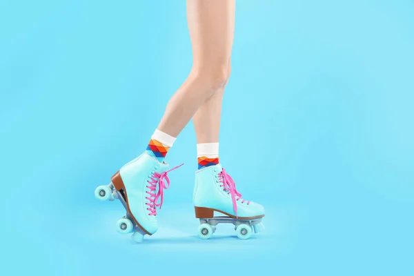 年轻女子与复古溜冰鞋在颜色背景 特写镜头 — 图库照片