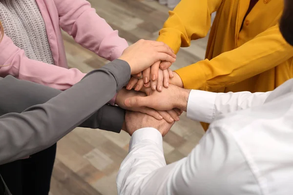 Jonge Mensen Hun Handen Samenstellen Binnenshuis Close — Stockfoto