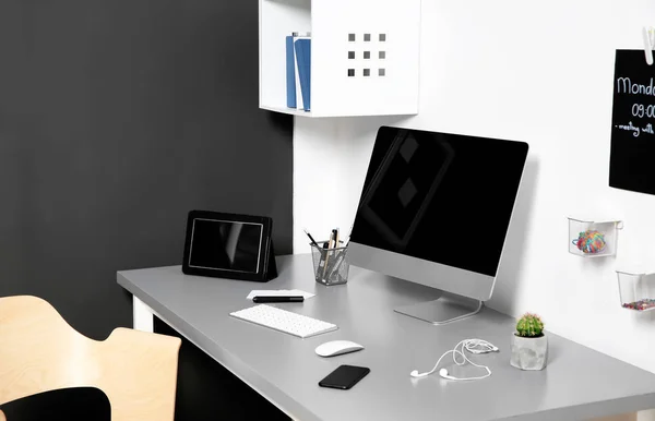 Modernes Interieur Des Arbeitsplatzes Mit Computer Und Zubehör — Stockfoto