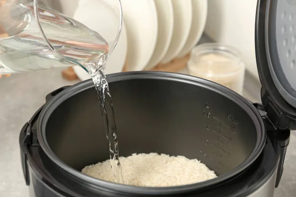Air Menuangkan Dalam Penanak Nasi Modern Dapur — Stok Foto
