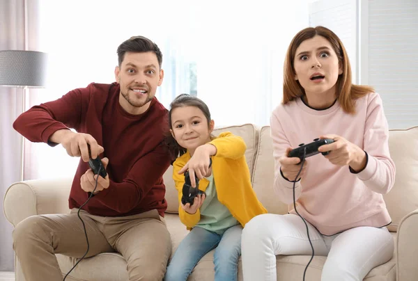 Família Feliz Jogando Jogos Vídeo Sala Estar — Fotografia de Stock