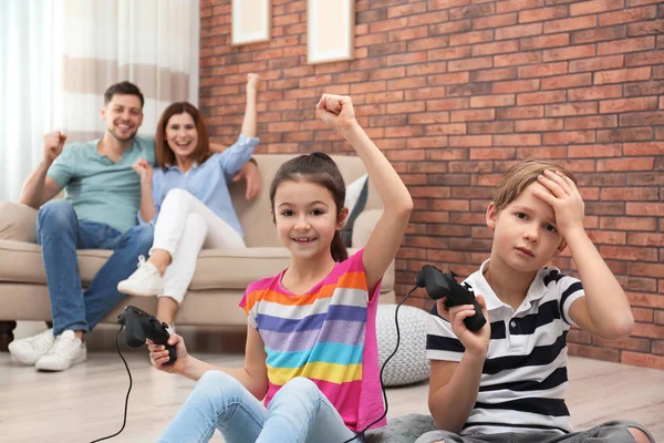 Leuke Kinderen Spelen Van Videospellen Terwijl Ouders Rusten Sofa Thuis — Stockfoto