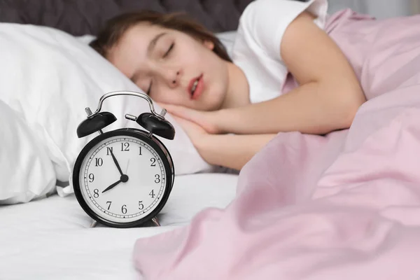 Schönes Kleines Mädchen Mit Wecker Schläft Bett — Stockfoto