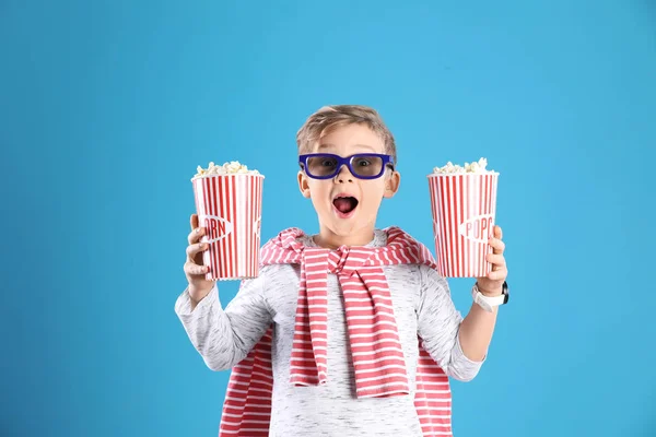 Niedlicher Junge Gläsern Mit Popcorn Eimern Auf Farbigem Hintergrund — Stockfoto
