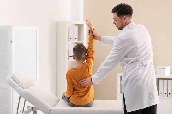 Quiropráctico Examinando Niño Con Dolor Espalda Clínica —  Fotos de Stock