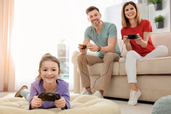 Glückliche Familie Spielt Videospiele Wohnzimmer — Stockfoto