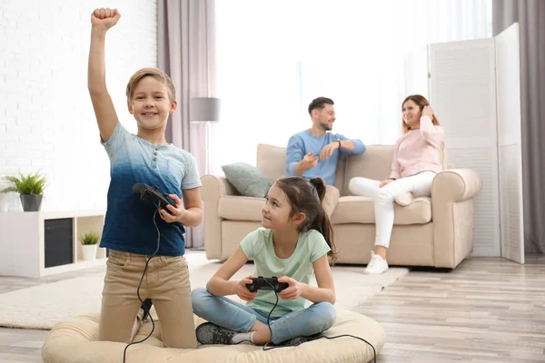 Niedliche Kinder Spielen Videospiele Während Die Eltern Hause Auf Dem — Stockfoto