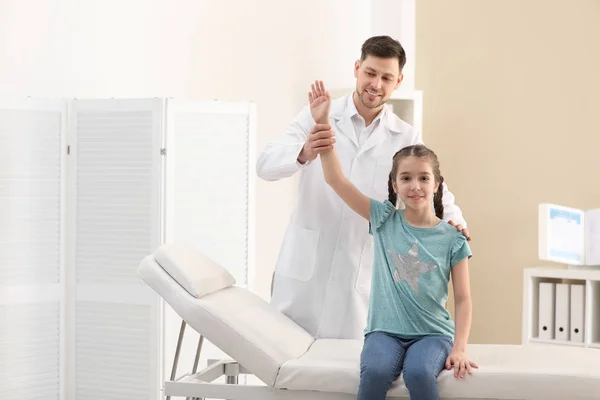 Chiropraktiker Untersucht Kind Mit Rückenschmerzen Klinik — Stockfoto