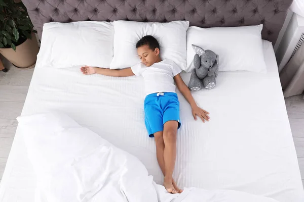 Lindo Niño Afroamericano Con Conejo Juguete Durmiendo Cama Vista Superior — Foto de Stock