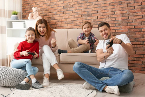 Szczęśliwa Rodzina Grając Gry Wideo Salonie — Zdjęcie stockowe