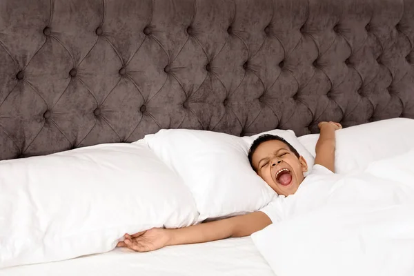 かわいい少しのアフリカ系アメリカ人の男の子はベッドのあくび 睡眠時間 — ストック写真