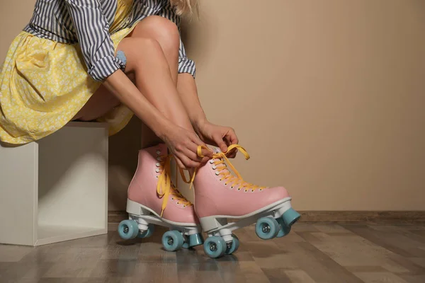 Jeune Femme Avec Des Patins Roulettes Rétro Contre Mur Couleur — Photo