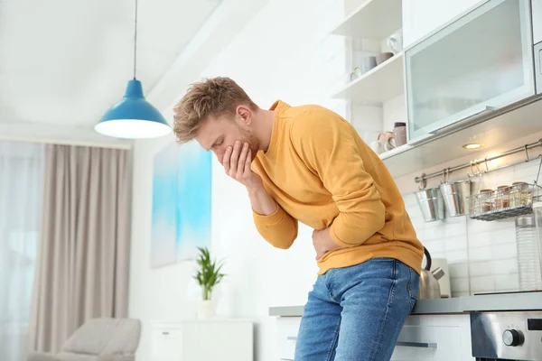 Junger Mann Mit Übelkeit Der Küche Raum Für Text — Stockfoto