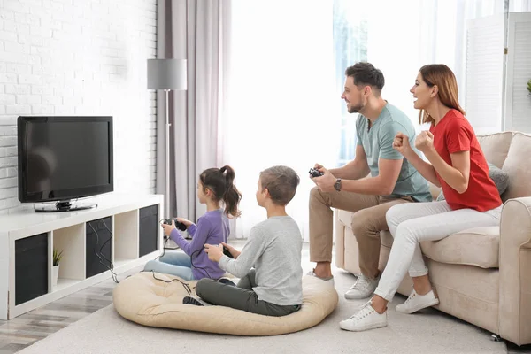 Famiglia Felice Giocare Videogiochi Soggiorno — Foto Stock