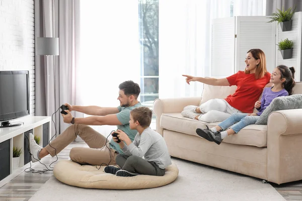 Familia Feliz Jugando Videojuegos Sala Estar — Foto de Stock